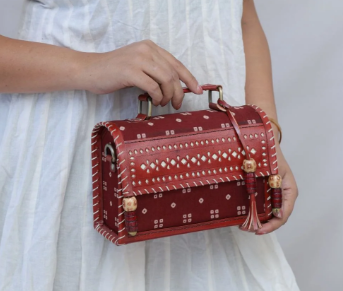 Maroon Bandhej Hut – The Sling